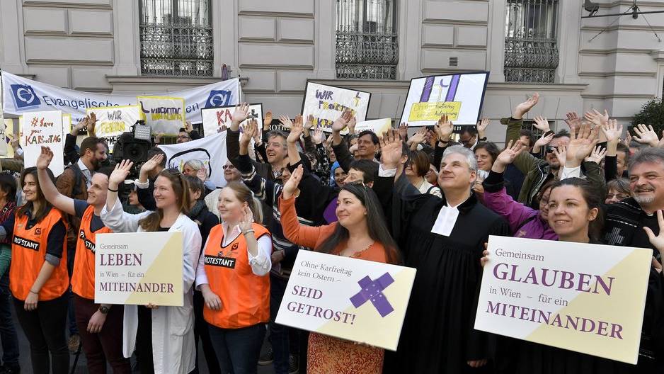In Wien versammelten sich Anhänger von 30 Gemeinden und protestierten gegen die neue Regelung.