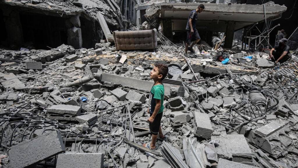 dpatopbilder - Ein palästinensisches Kind steht inmitten der Trümmer nach einem israelischen Angriff auf ein Haus. Foto: Omar Ashtawy/APA Images via ZUMA Press Wire/dpa