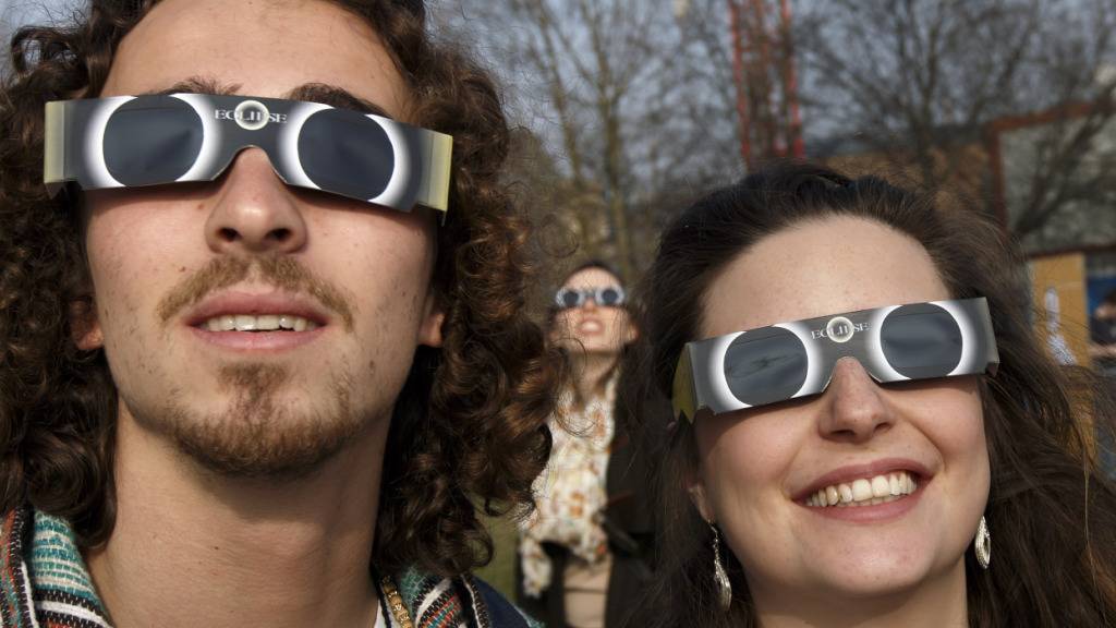 Vor der Sonnenfinsternis ist der Ansturm auf Schutzbrillen gross