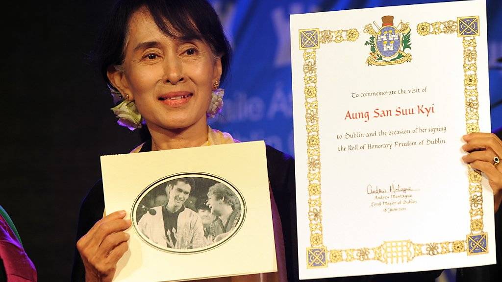 Aung San Suu Kyi mit der Urkunde der Menschenrechtsorganisation Amnesty International, die ihr 2009 den Ehrentitel «Botschafterin des Gewissens» verliehen hatte. Nun hat Amnesty Suu Kyi den Titel entzogen.  (Foto: KIM HAUGHTON/EPA)