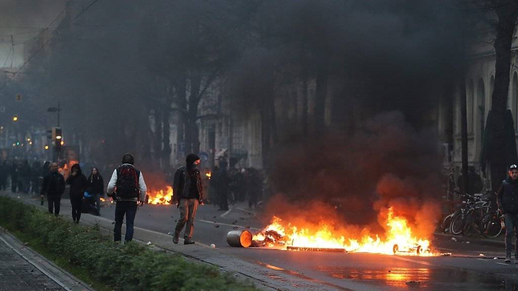 Vermummte Linksextreme lieferten sich in Leipzig eine Strassenschlacht mit Polizisten. Anlass des linken Aufmarschs war eine Neonazi-Demonstration.