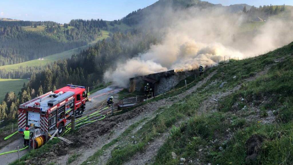 Die Feuerwehr bekämpft den Brand in der Alphütte Joux Verte Dessus.