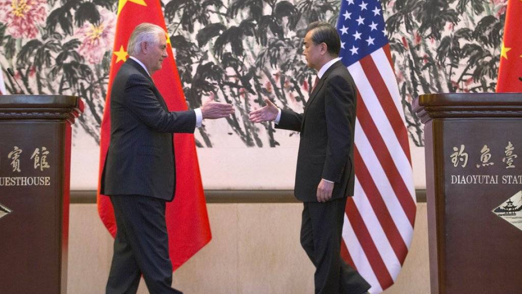 Rex Tillerson (l) und Wang Yi am Samstag in Peking.