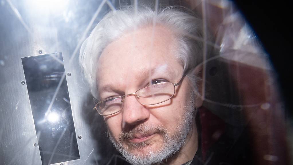 Wikileaks-Gründer Julian Assange verlässt im Januar 2020 ein Gericht. In London beschäftigt sich erneut ein Gericht mit der Frage, ob der Wikileaks-Gründer in die USA ausgeliefert werden soll.