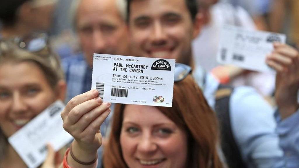 250 Fans haben es geschafft und haben ein Gratisticket für Paul McCartneys intimes Konzert am Donnerstag im Cavern Club in Liverpool ergattert. Belohnt wurden sie mit einem Gig, der - abgesehen von einer Klimaanlage - nichts zu wünschen übrig liess.