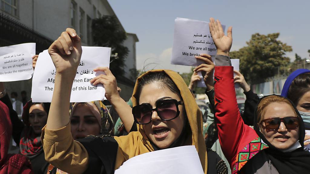 Frauen versammeln sich zu einer Demonstration, um ihre Rechte unter der Taliban-Herrschaft einzufordern.