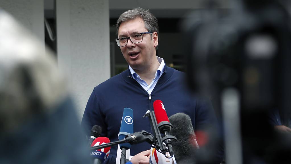 Seine Partei holt bei der Parlamentswahl in Serbien einen haushohen Sieg: Präsident Aeksandar Vucic vor einem Wahllokal in Belgrad.