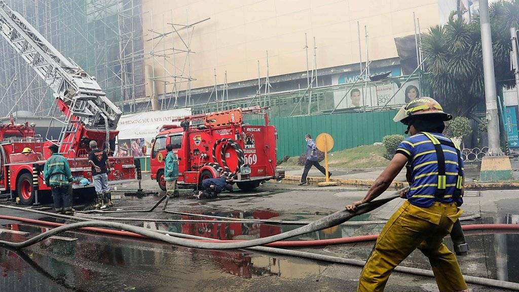 Die Feuerwehr im Einsatz beim brennenden Hotel.