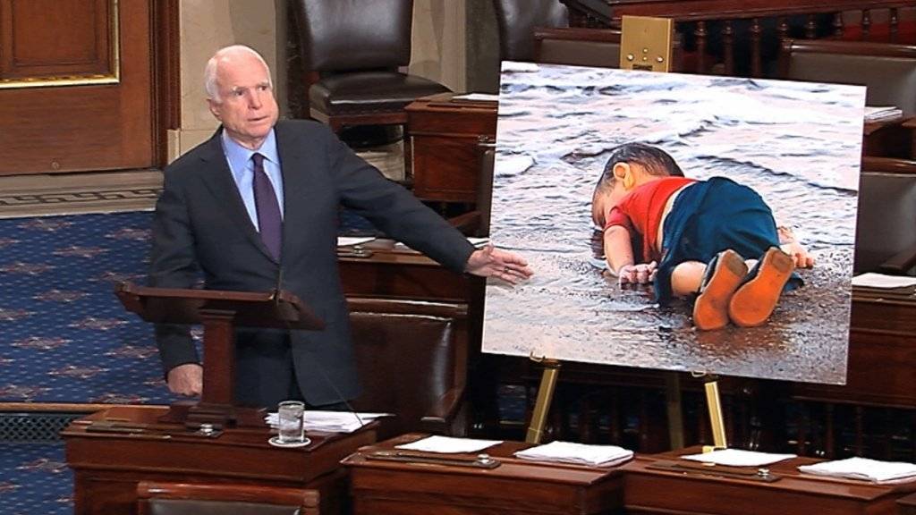 Das berühmtgewordene Bild des ertrunkenen Flüchtlingsjungen, hier von US-Senator John McCain präsentiert, hat die Debatte über Flüchtlinge auf Twitter beeinflusst. (Archivbild)