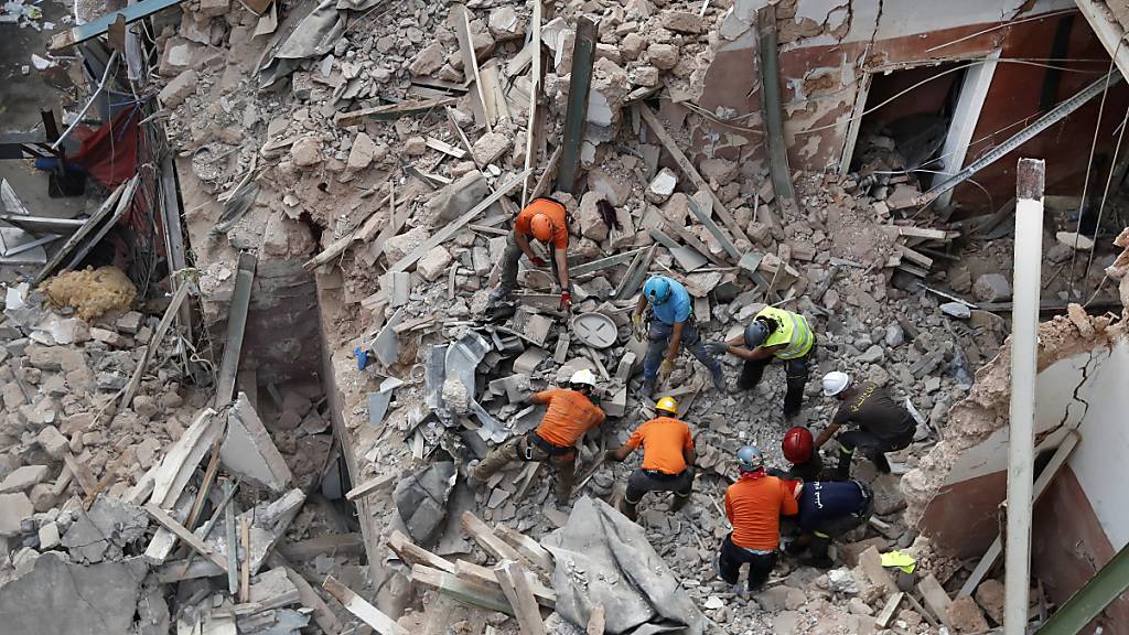 Rettungskräfte suchen nach der verheerenden Explosion in Beirut nach Überlebenden. Foto: Hussein Malla/AP/dpa