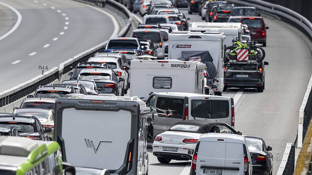 Auf der A2 am Gotthard war am Sonntag einmal mehr Warten angesagt. Südlich des Tunnels standen die Autos am Sonntagmittag auf bis zu 13 Kilometern. (Archivbild)