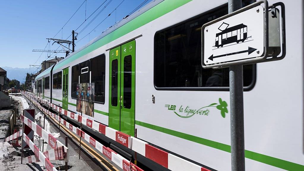Ein 86-jähriger Mann ist am Montagabend in Lausanne von einem Zugteil der Vorortbahn Lausanne-Echallens-Bercher (LEB) erfasst und tödlich verletzt worden. (Archivbild)