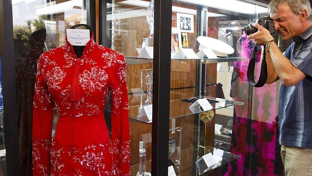 Ein Kleid von Whitney Houston in der Entertainment and Music Memorabilia Auction in Beverly Hills.