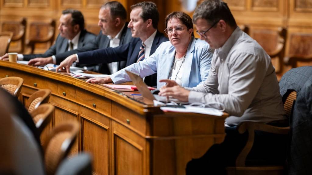 Die SVP würde zur grossen Gewinnerin, würde jetzt gewählt werden. Im Bild sind die SVP-Nationalräte Thomas Matter, Marcel Dettling, Thomas Aeschi, Magdalena Martullo-Blocher und Manuel Strupler. (Archiv)