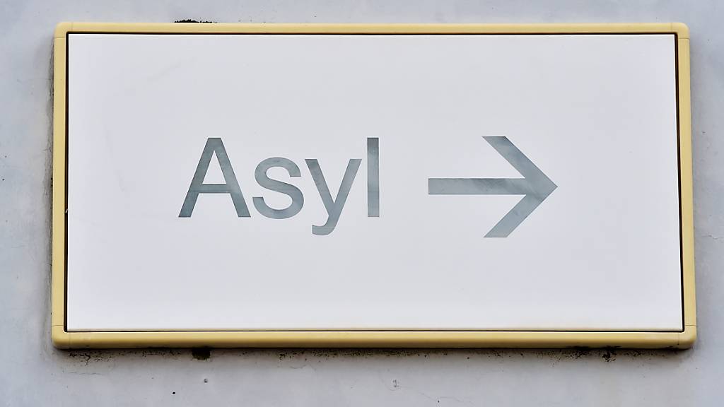 ARCHIV - Ein Schild mit der Aufschrift «Asyl» hängt in der Landeserstaufnahme für Asylbewerber (LEA) an einer Wand. Foto: Uli Deck/dpa
