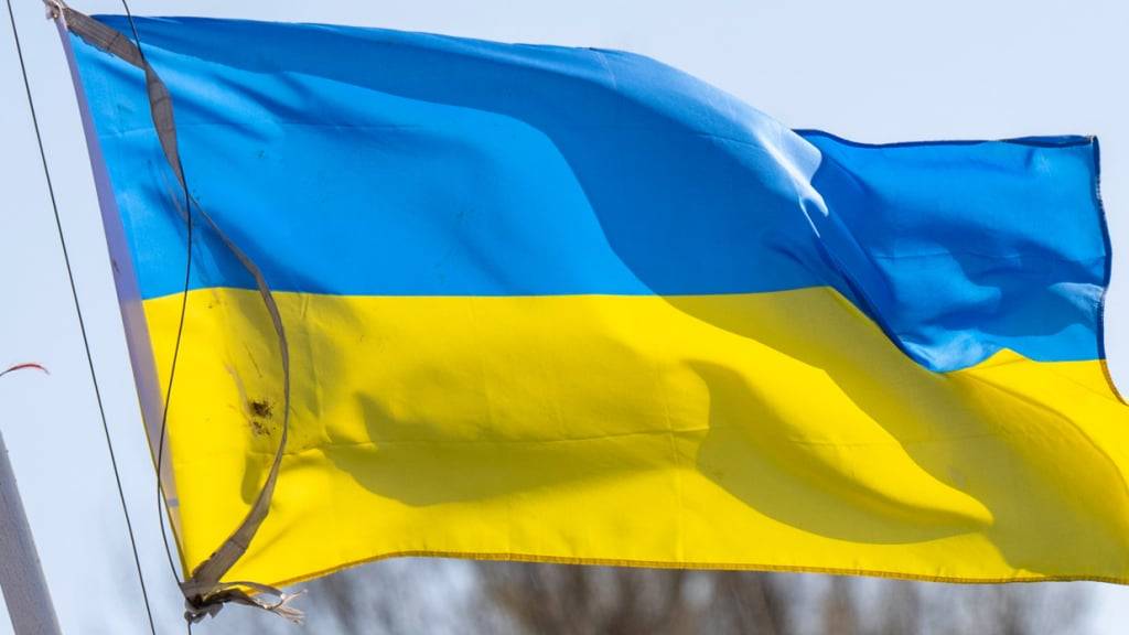 ARCHIV - Eine Flagge der Ukraine (Archivbild). Foto: Monika Skolimowska/dpa-Zentralbild/dpa