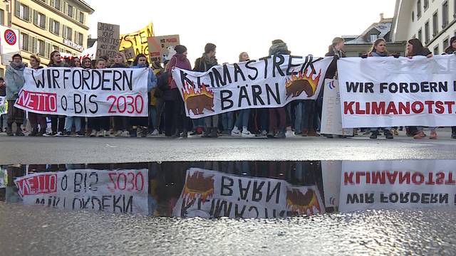 Klimastreik: Hunderte Schüler demonstrieren in Bern