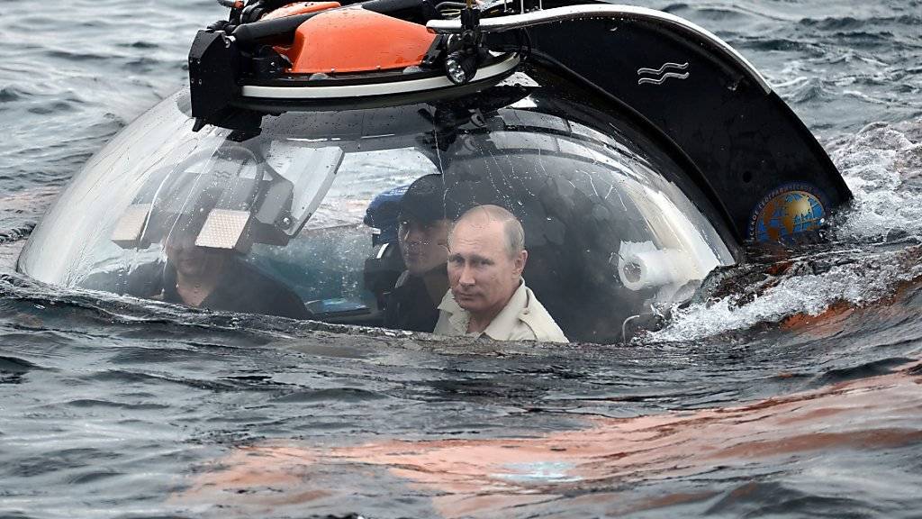 «Befreier der Krim», als den sich der russische Präsident Putin sieht, in James-Bond-Manier vor dem Marine-Stützpunkt Sewastopol an der Südspitze der Schwarzmeerhalbinsel. (Bild vom August 2015)