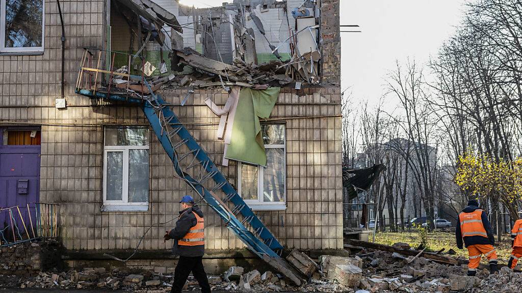 dpatopbilder - Arbeiter räumen die Trümmer eines von einer Drohne zerstörten Kindergartens auf. (Symbolbild) Foto: Oleksii Chumachenko/SOPA Images via ZUMA Press Wire/dpa