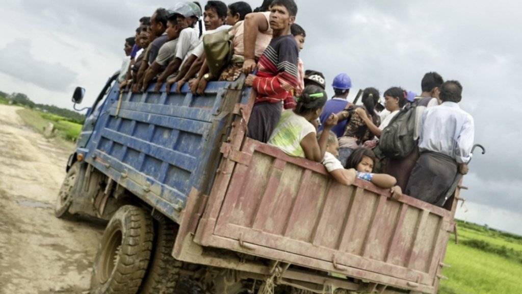 Der Konflikt zwischen Sicherheitskräften und Angehörigen der Rohingya-Minderheit treibt immer mehr Menschen in die Flucht.