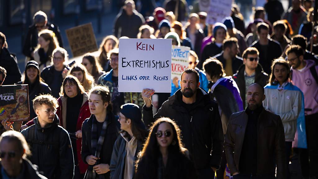 An einer Demonstration gegen Extremismus und für Demokratie haben am Samstag in Zürich mehrere hundert Personen teilgenommen.