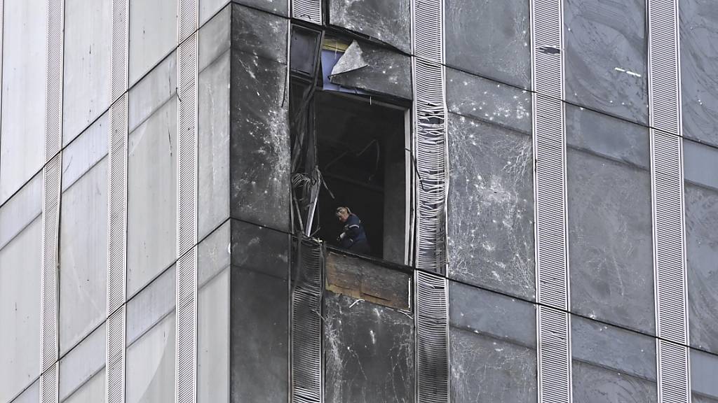 Eine Ermittlerin untersucht einen beschädigten Wolkenkratzer im Moskauer Geschäftsviertel nach einem gemeldeten Drohnenangriff Ende August. (Archiv) Foto: Uncredited/AP