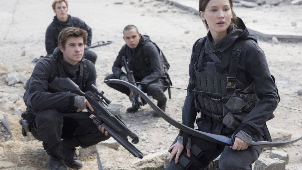 V.l.n.r.: Liam Hemsworth, Sam Clafin, Evan Ross und Jennifer Lawrence in «The Hunger Games: Mockingjay - Part 2». In Nordamerika  hatte der Abschlussfilm der  «Tribute von Panem»-Reihe einen vergleichsweise schlechten Start (Archiv).