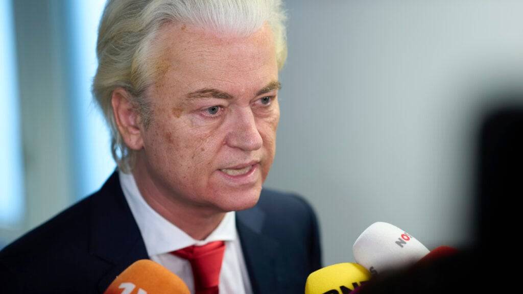 Der Rechtspopulist Geert Wilders, Vorsitzender der Partei für die Freiheit (PVV), spricht zu den Medien. Foto: Peter Dejong/AP/dpa