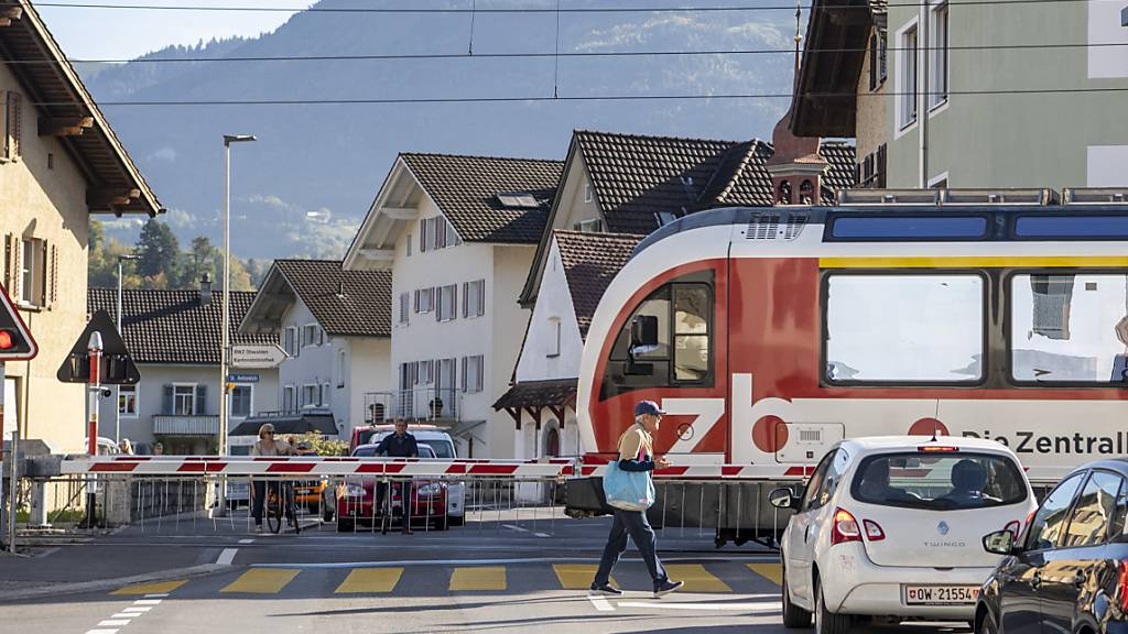 Ein Zug der Zentralbahn im Obwaldner Hauptort Sarnen.  (Archivaufnahme)