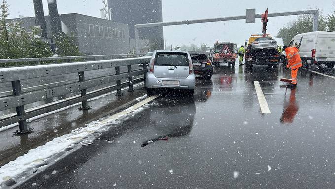 Mehrere Verkehrsunfälle auf winterlicher Autobahn A4