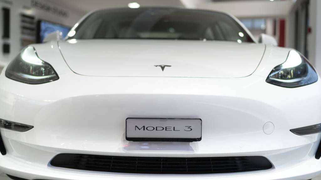 Tesla bringt abgespecktes Model 3 in die Schweiz