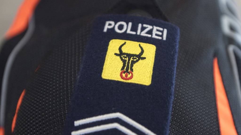 Nach einer seitlichen Kollision zweier überholender Autos musste die Kantonspolizei Uri am Freitagnachmittag ausrücken. (Symbolbild)