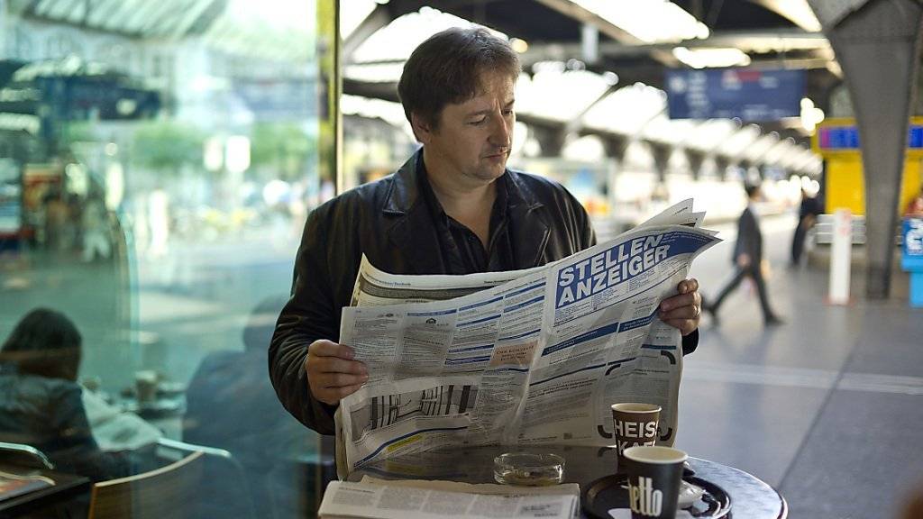 Ein Arbeitsloser liest am Hauptbahnhof Zürich den Stellenanzeiger. (Gestellte Aufnahme)