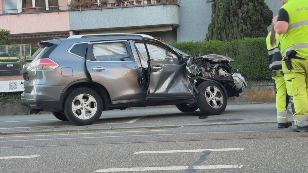 Crash mit Tram legt Verkehr für Stunden lahm