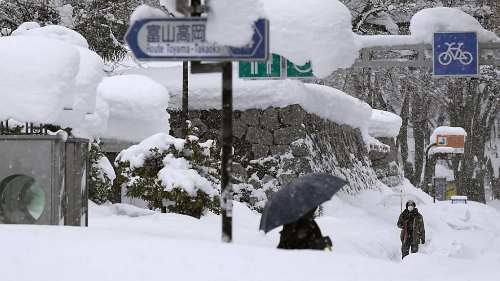 Der Schnee türmt sich in Japan derzeit meterhoch auf.