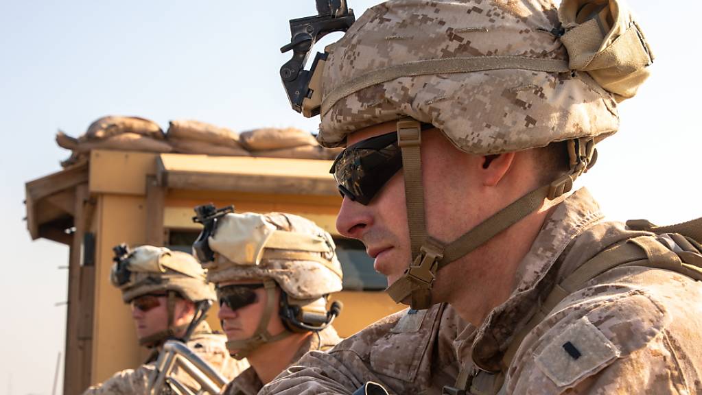 US-Soldaten beobachten die amerikanische Botschaft in Bagdad. Am Samstag schlugen zwei Geschosse in der hochgesicherten Grünen Zone in Bagdad ein, in der sich auch die US-Botschaft befindet. (Bild vom 3. Januar)