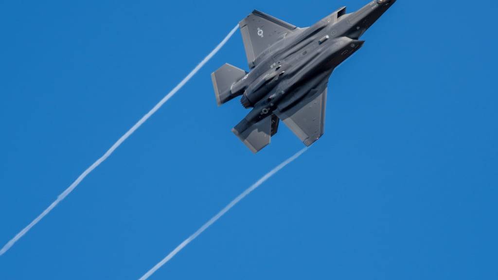 ARCHIV - Ein US-Kampfflugzeug vom Typ F-35 fliegt über der Eifel. Foto: Harald Tittel/dpa