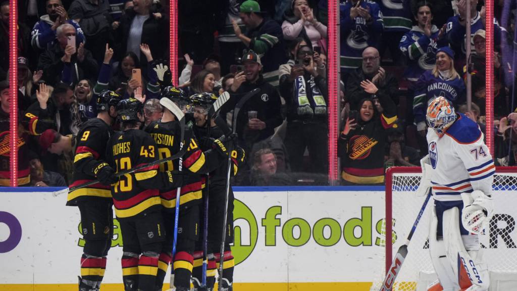 Die Vancouver Canucks mit Pius Suter feiern in der Nacht auf Dienstag beim 6:2 über Edmonton den vierten Sieg innert einer Woche
