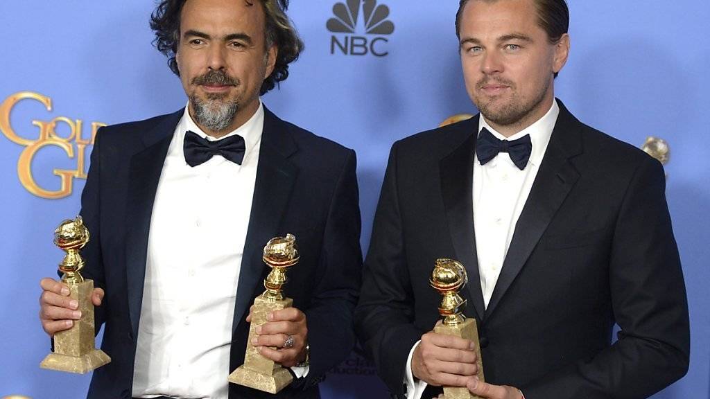 Regisseur Alejandro González Iñárritu und Hauptdarsteller Leonardo DiCaprio am Sonntagabend mit ihren drei Globes für «The Revenant». In der Deutschschweiz ist der Streifen am Wochenende souverän an der Spitze der Wochenendcharts eingestiegen.