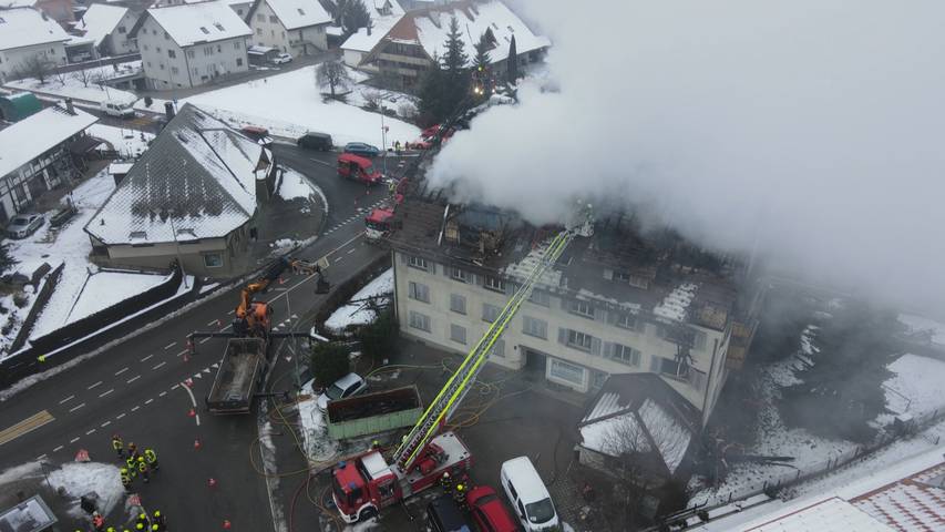 Dachstock eines Sozialwohnungsbaus in Lützelflüh (BE) ausgebrannt