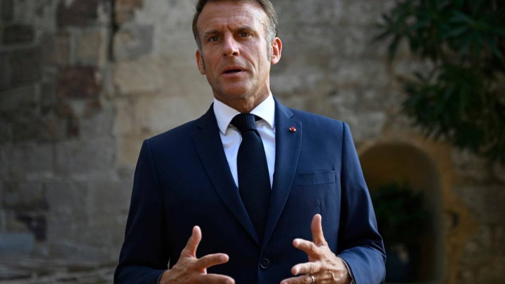Der französische Präsident Emmanuel Macron spricht im Fort de Bregancon. Foto: Philippe Magoni/AP Pool/AP/dpa
