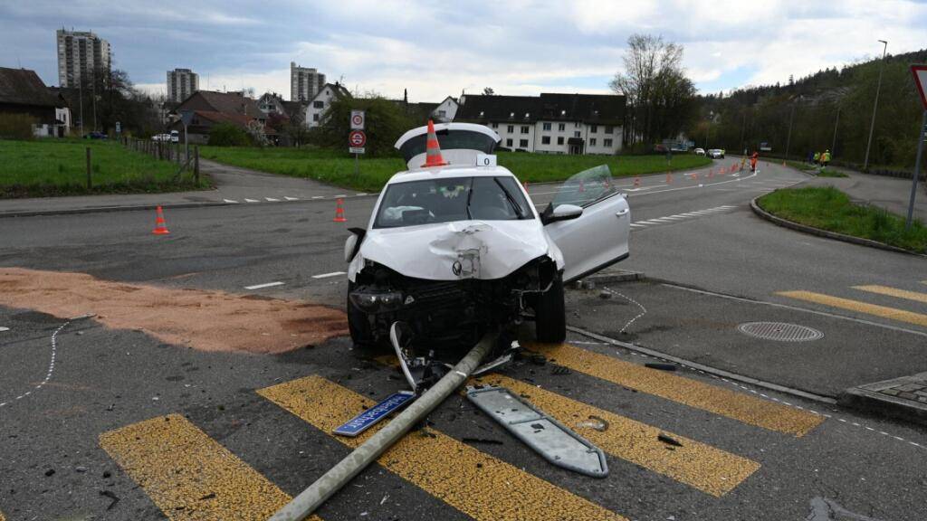 Autofahrerin nach Unfall mit Strassenlaterne mittelschwer verletzt