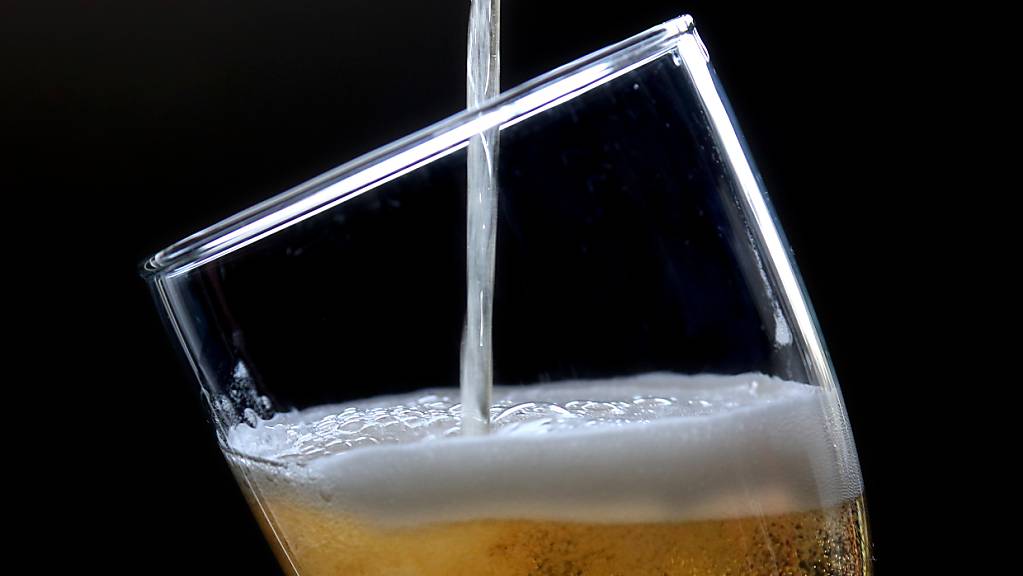 Schon der Genuss von mehr als einem kleinen Glas Bier pro Tag kann laut einer neuen Studie die Gesundheit gefährden. (Archivbild)