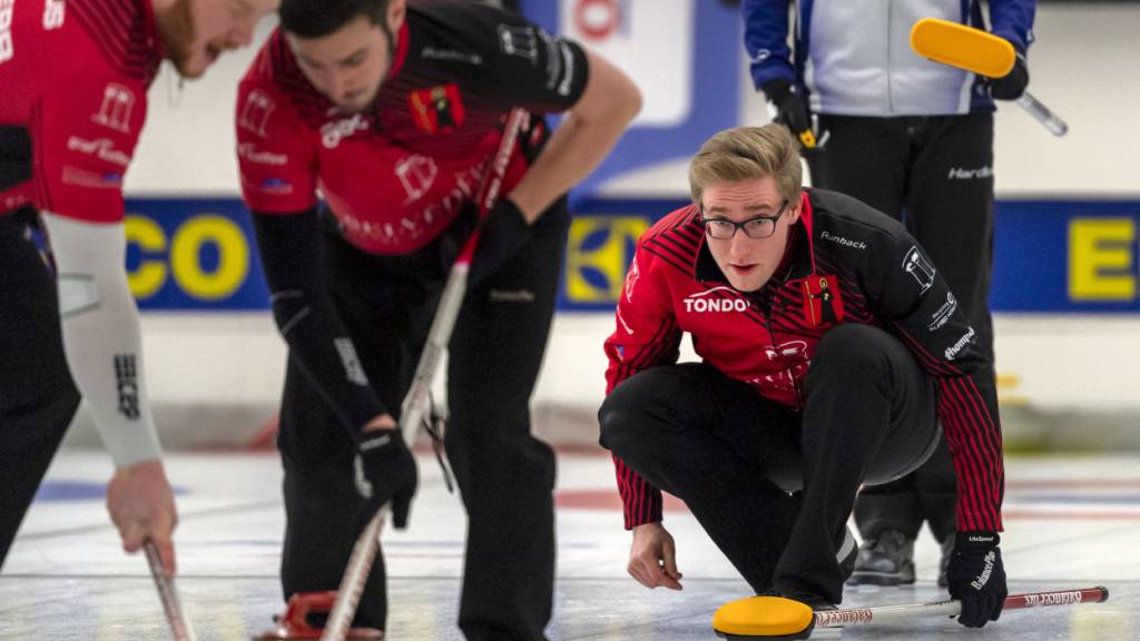 Das Schweizer Team mit Skip Marco Hösli (rechts) fegt Südkorea vom Eis