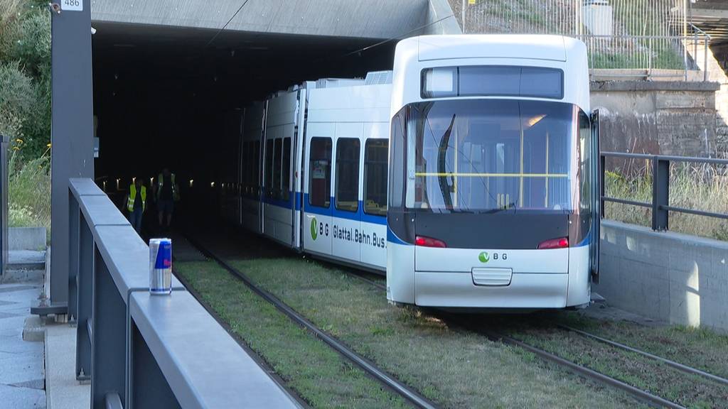 Tram entgleist beim Bahnhof Glattbrugg