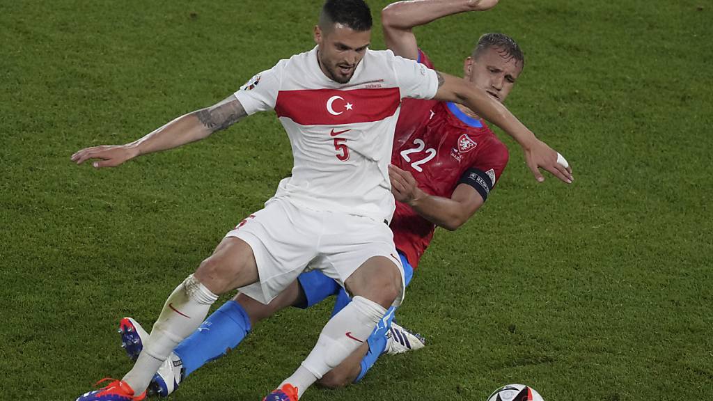 Türken besiegen tapfere Tschechen und stehen im Achtelfinal