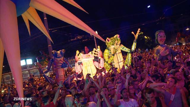 Bunt, schrill und crazy : «Elrow» begeistert an der Street Parade