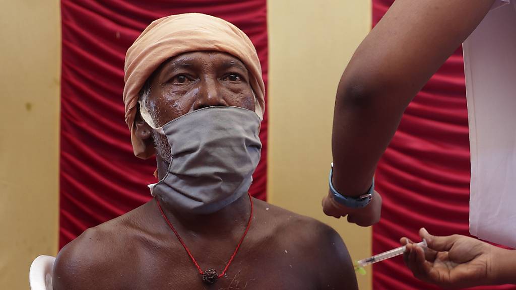 ARCHIV - Ein Mitarbeiter des Gesundheitswesens in Indien impft einen Mann in einem Impfcamp mit einer Dosis des Corona-Impfstoffs Covaxin. Foto: Sri Loganathan/ZUMA Wire/dpa