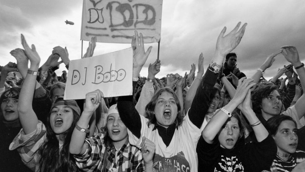 Fans von DJ Bobo jubeln dem Sänger und Tänzer am 18. Juni 1995 an dessen erstem Openair-Auftritt in Lengnau AG zu.