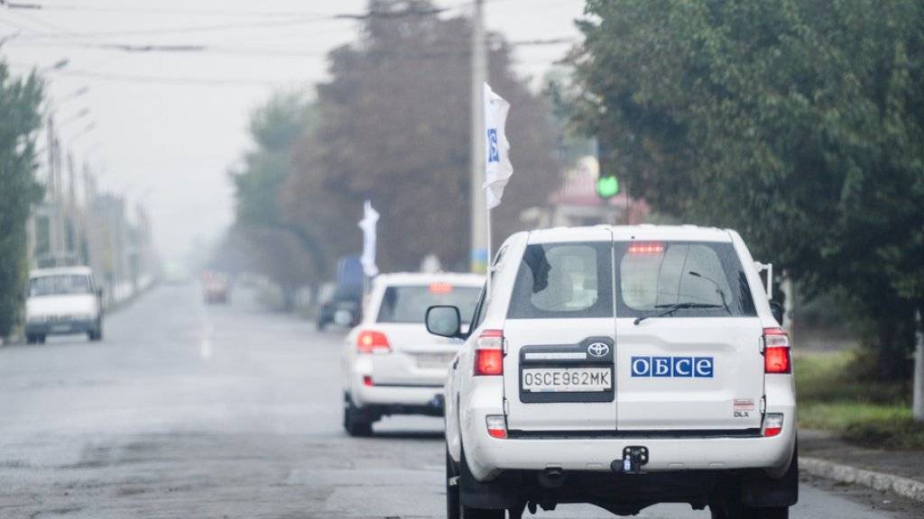 Fahrzeuge der Beobachtermission der OSZE nördlich von Donezk in der Ostukraine. Am Sonntag wurde ein OSZE-Beobachter getötet, als ein OSZE-Fahrzeug auf eine Mine fuhr. (Archiv)
